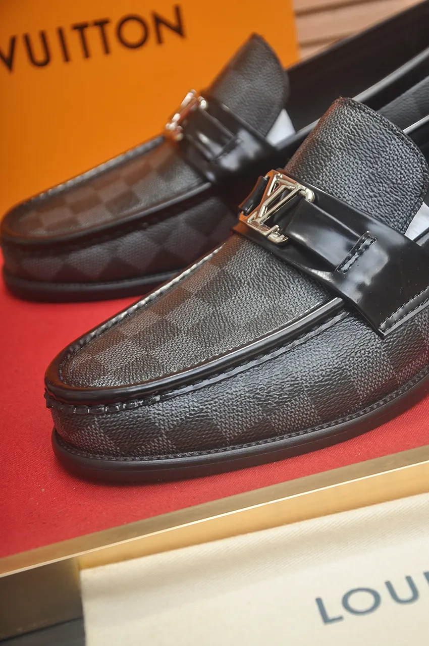 Men's men's shoes 💰540💶 [LV] (original single cowhide lining) 🍀LV's latest genuine leather business suit shoes are launched simultaneously on the official website. The first-layer cowhide imported from Italy is made of heavy gold, 💥official website 1:1 rubber outsole. Versatile to wear, high-end without losing class, and the color combination is extraordinary. This four-season style is alluring when worn on your feet, showing off your big-name flair. Standard code 39-45 (45 customized)
